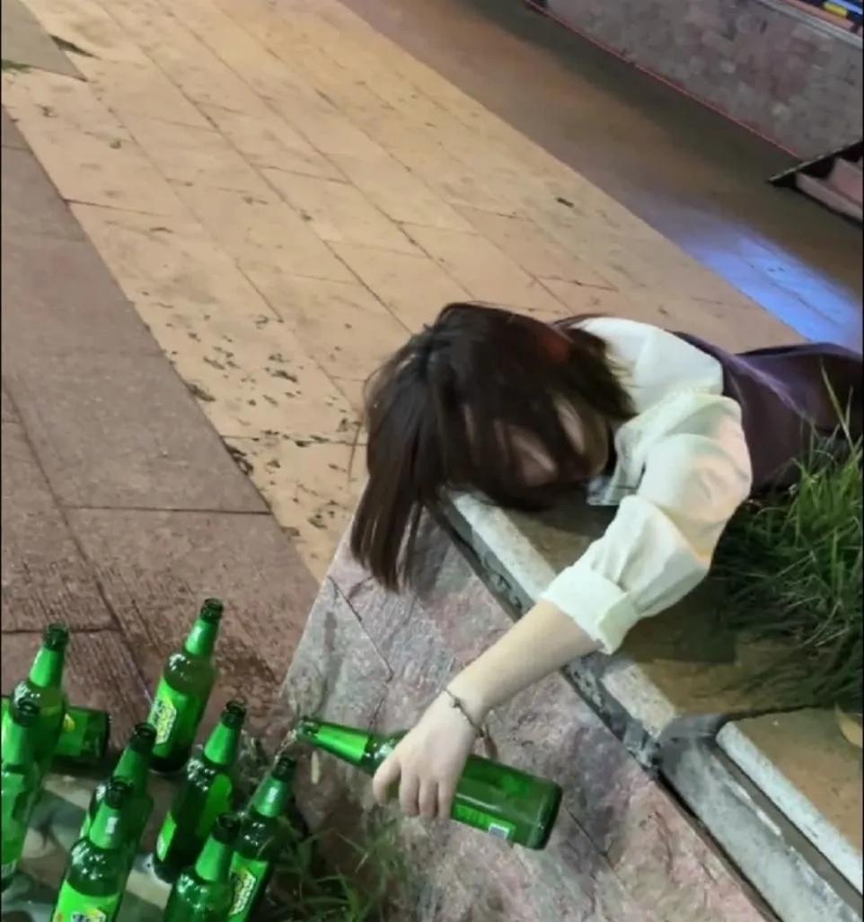 云南昆明，一18岁女孩跟母亲在饭店打工，半夜12点下班后，女孩不回家，偏