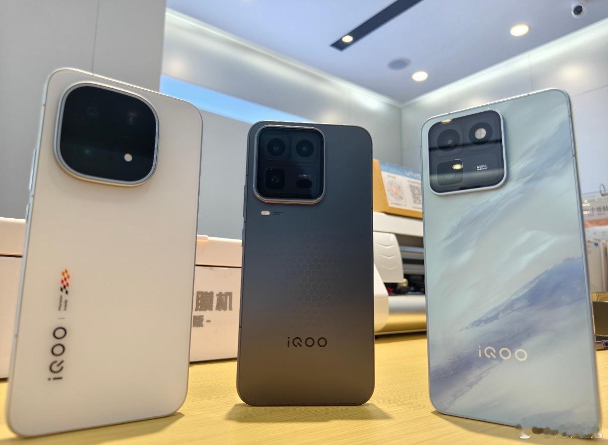 iQOO15系列全家福，都是性能猛兽，超长续航，电竞基因也是拉满，每一局都是
