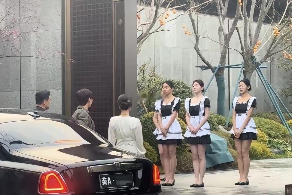 原来短剧拍摄现场也能看得人脚趾扣地