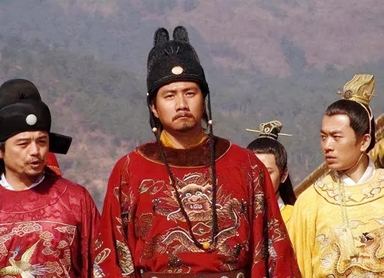 太子朱标为救自己的老师以死相逼跳河。侍卫们纷纷跳水营救，朱元璋：“脱衣服的，砍了