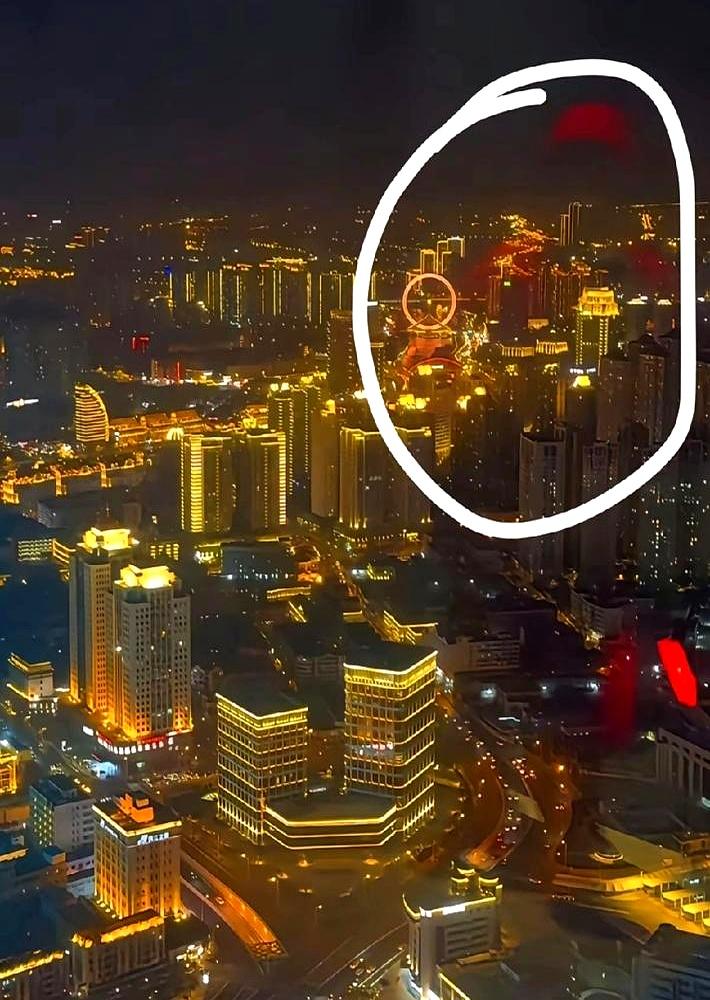 红衣女子10秒赚足全网流量她是谁？天津之眼脚下，镜头扫过一抹红，