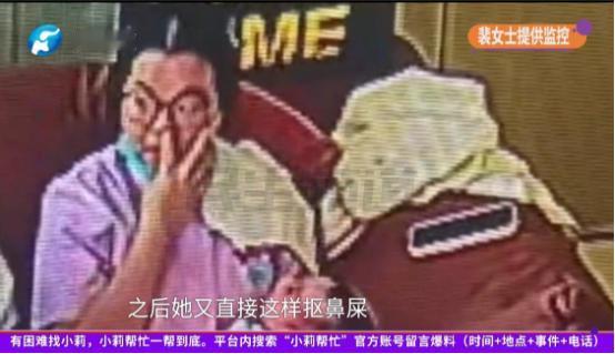 太恶心了！郑州一宝妈发现18天的宝宝脚上有伤，查监控竟看到月嫂强行嘴对嘴亲孩子，
