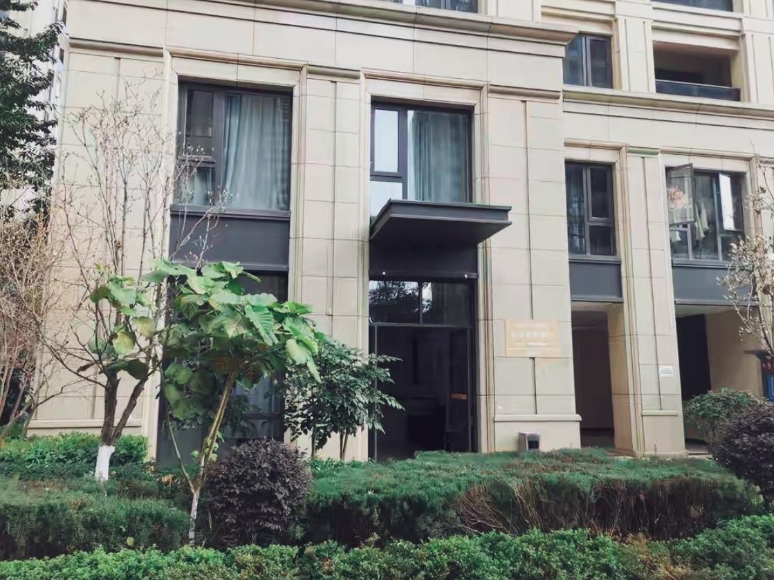 🔥离谱！昆明一小区电梯频“罢工”，维保只修不根治！时而急停晃悠，时而关人困梯，