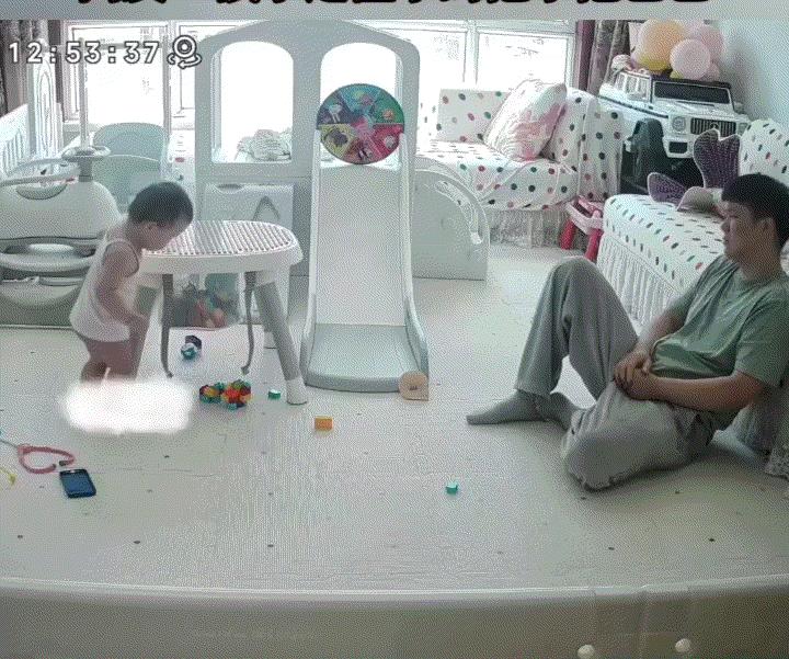 泪目了。内蒙古，一宝爸在带家中宝宝时，突然情绪崩溃的捂脸大哭。原来，宝爸家的宝宝
