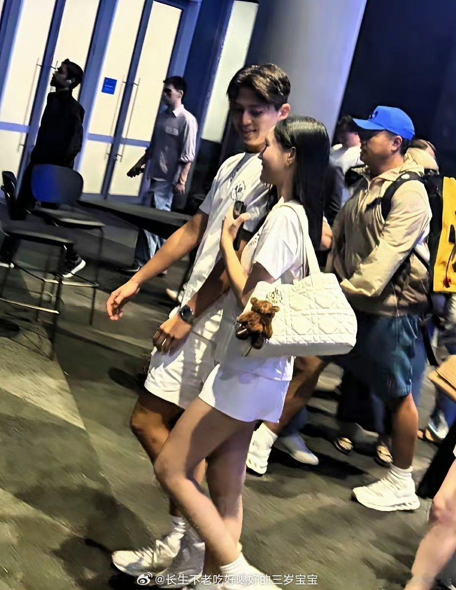 小S二女儿疑似恋爱人家想谈恋爱就谈呗，谈个恋爱怎么了？