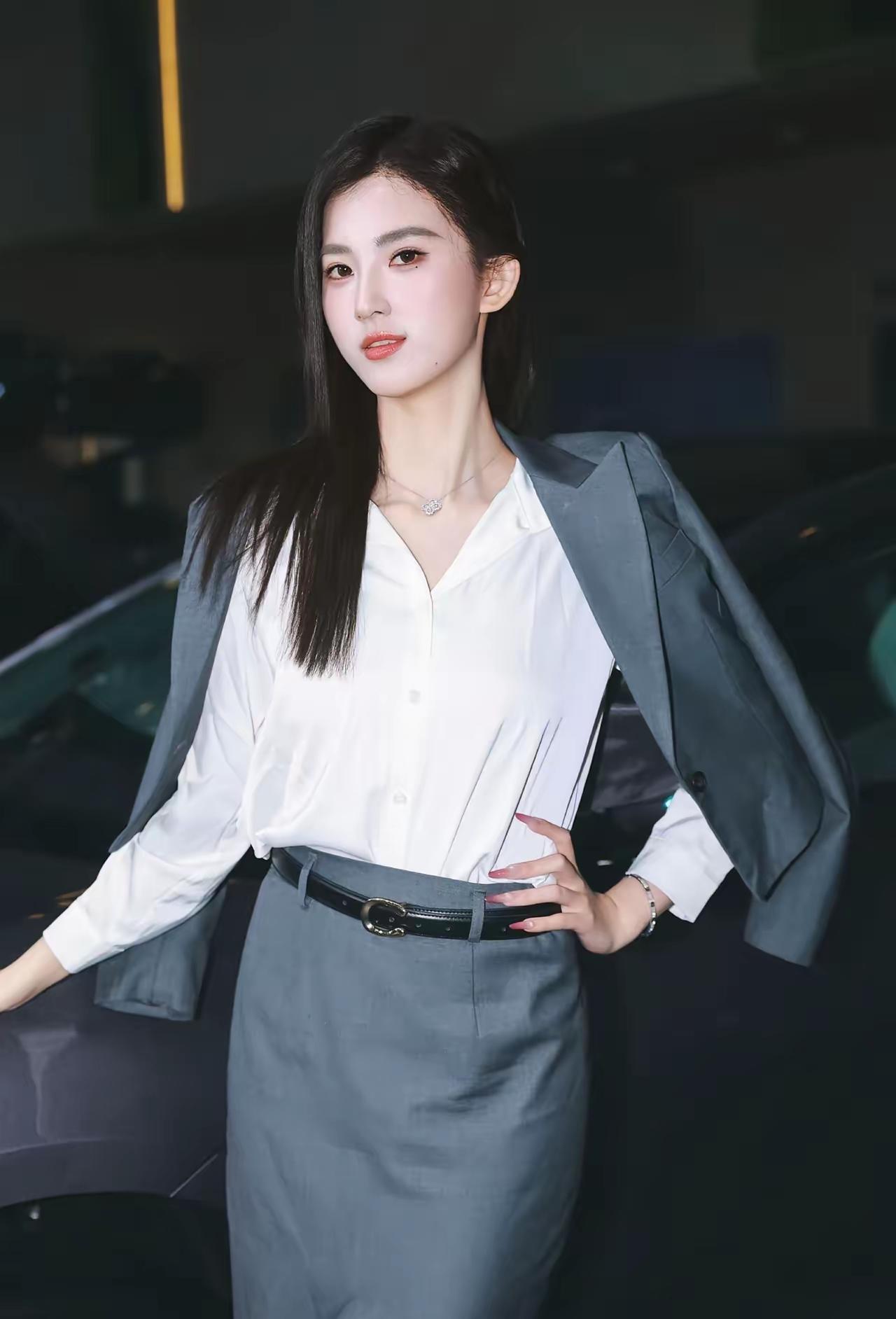 你们喜欢的车模美女青春靓丽车模车模谁最有气质这位美女车模长的太漂亮了