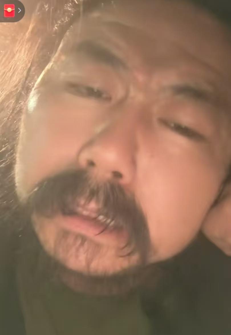 看到网友说胡雷真会演戏，还喜欢抱小闺女我忍了看到胡雷依然在开直播？收礼物我也忍