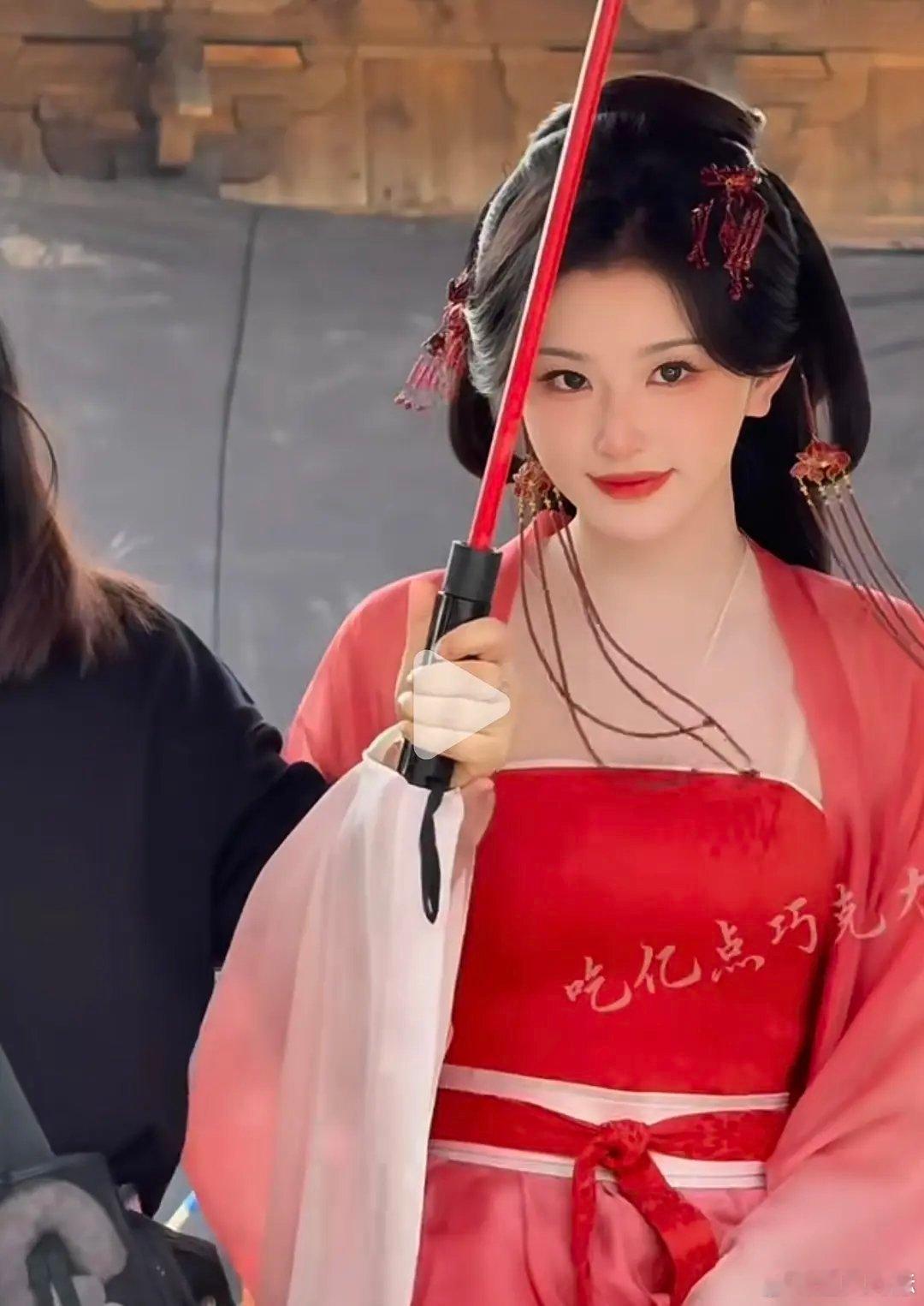 其实孔雪儿现在也蛮漂亮的，之前元气美少女，现在灵动大美女