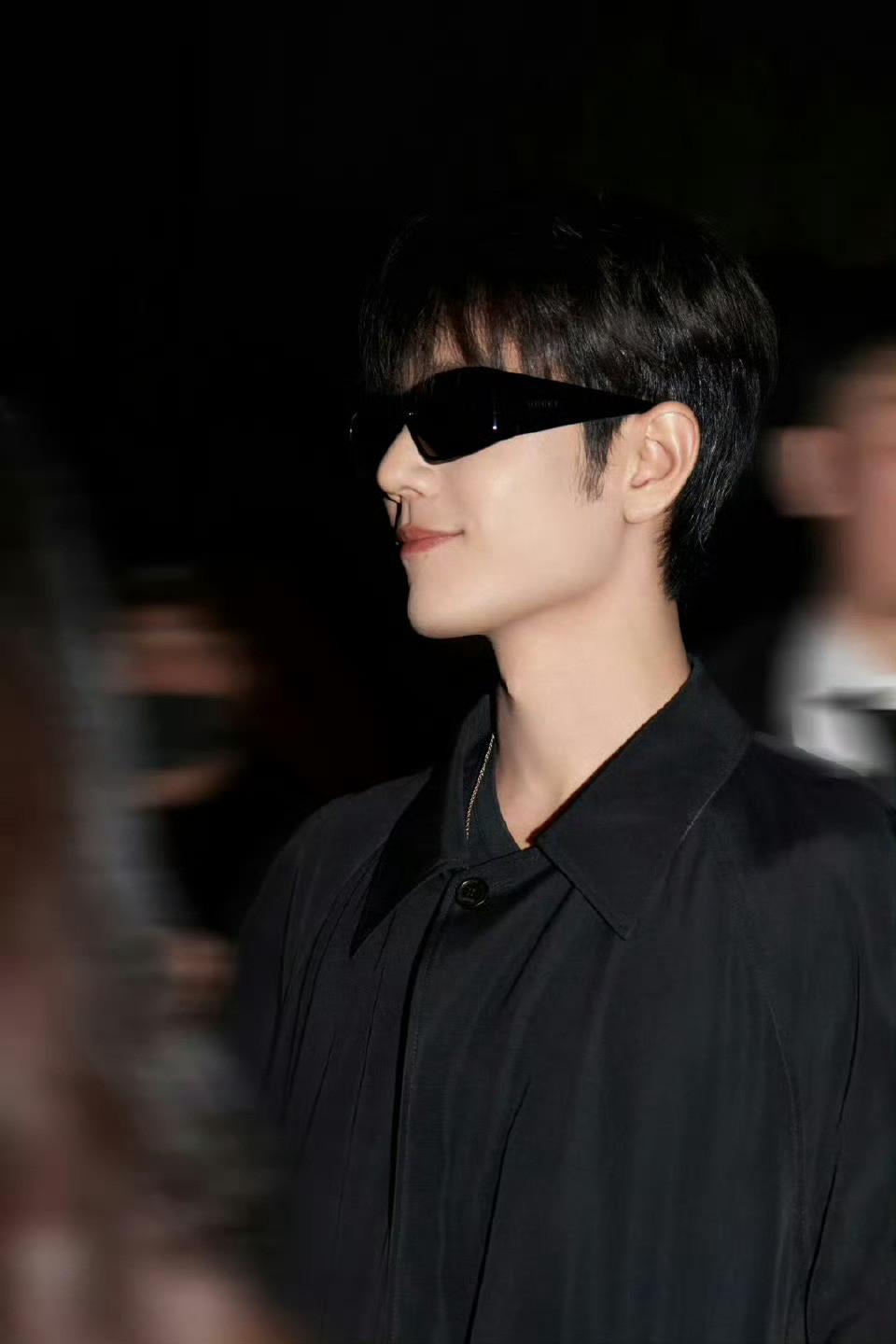 肖战皮了一下肖战墨镜笑肖战墨镜笑，肖战皮了一下，咱就说这个采访让肖战展示内搭，肖