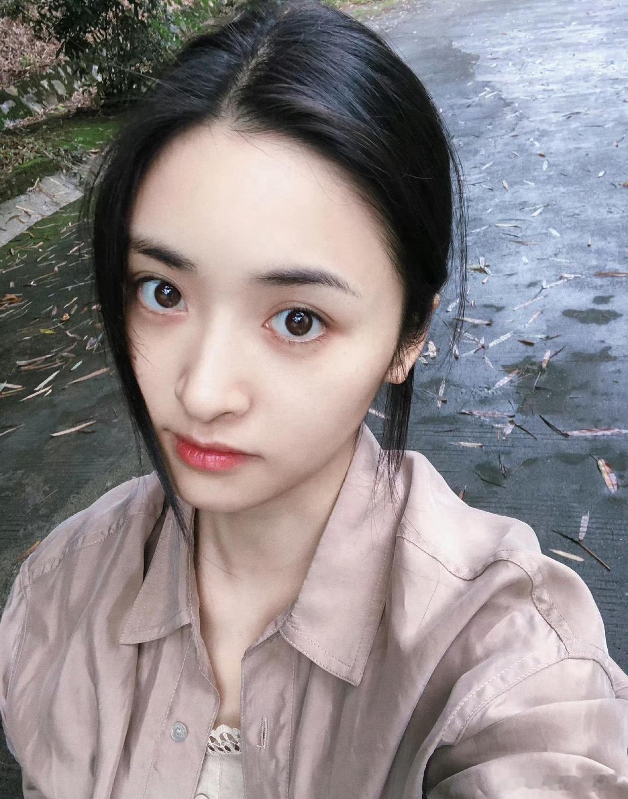 1.杨洋选择恋爱对象或伴侣，首要的标准就是颜值高，正因这一择偶标准，他经常遭到圈