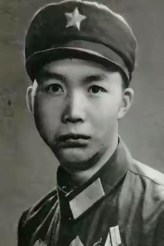 1979年，一个叫高华忠的士兵，接到了掩护全营撤退的死命令。战斗结束，任务完成，