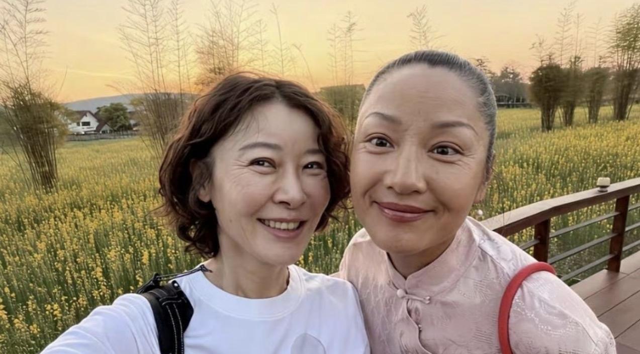 看到瞿颖柯蓝素颜大方出镜！突然莫名感动！自信的女人最美，如今美颜滤镜越来越厚的时