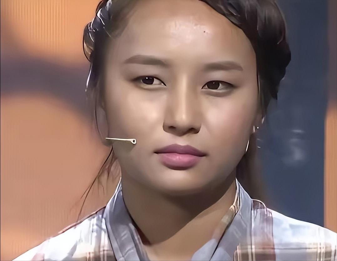 她六个月遭父母抛弃，全靠姑姑拉扯到十岁，2007年家里实在撑不下去，姑姑含泪送她