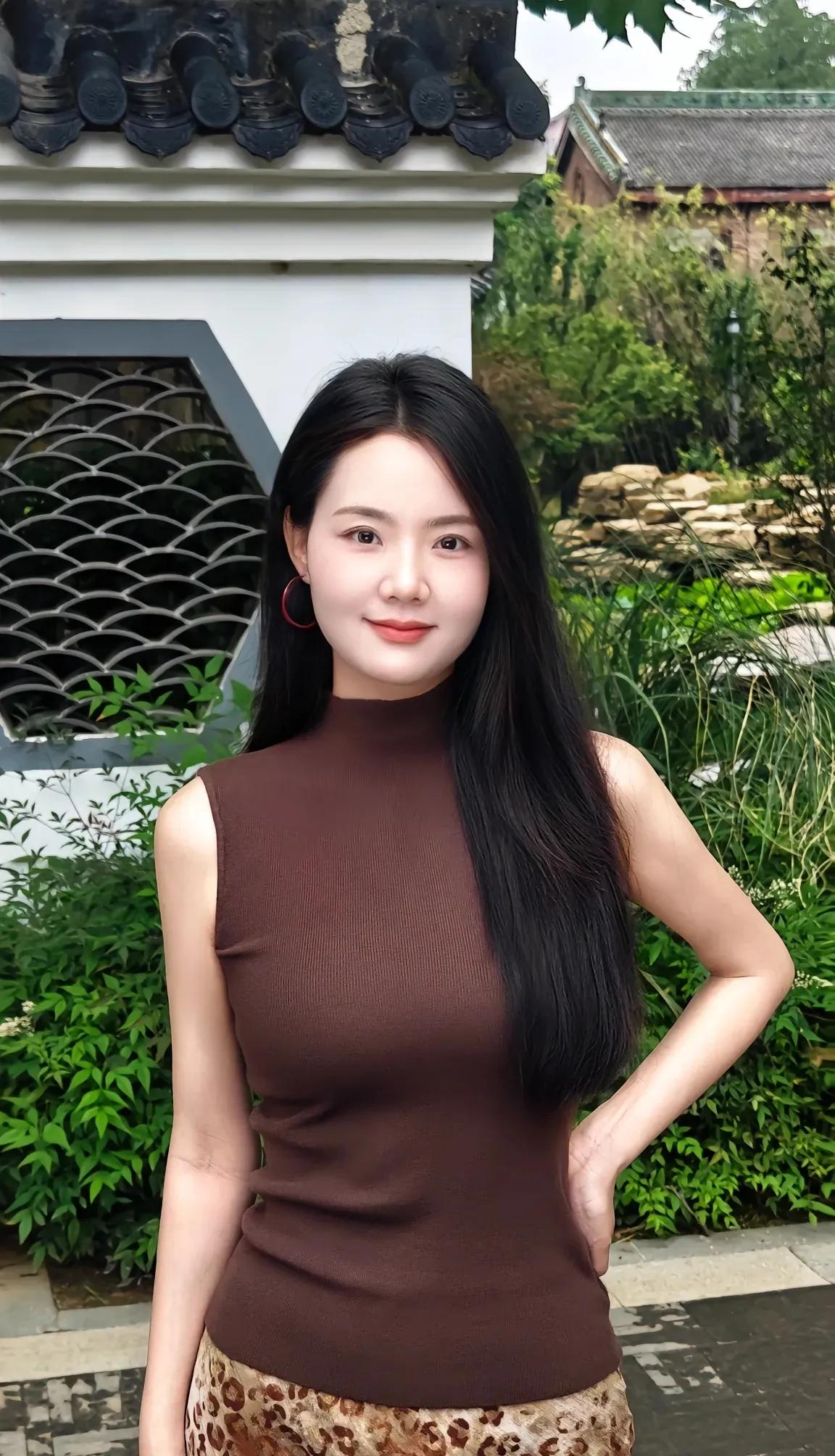 优雅气质，棕色无袖上衣搭配豹纹裙，尽显时尚魅力！💃🏻👗💃🏻