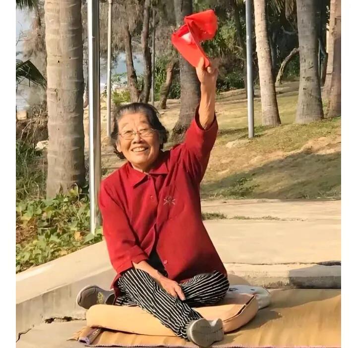 有件事。一直想说。同一个爸妈养大的四个孩子，吃一样的饭长大，可到最后，有人全