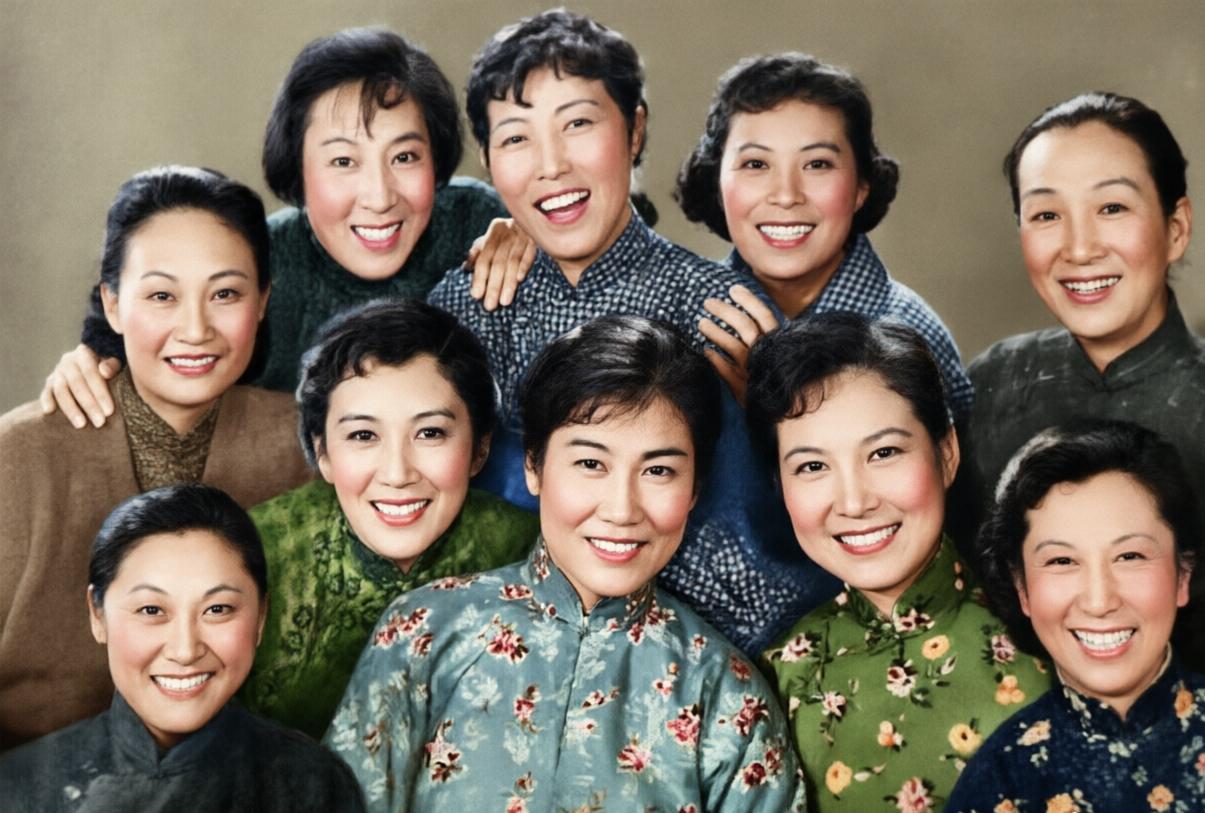 这是1959年，昔日上影厂演员剧团的10位女演员的合影，后来这张珍贵的照片被作为