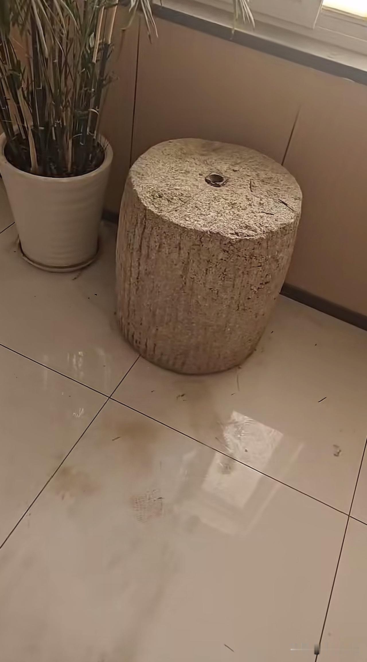 我去，回迁房真是啥事都有，这里是九楼！谁把这玩意你搬上来了😯