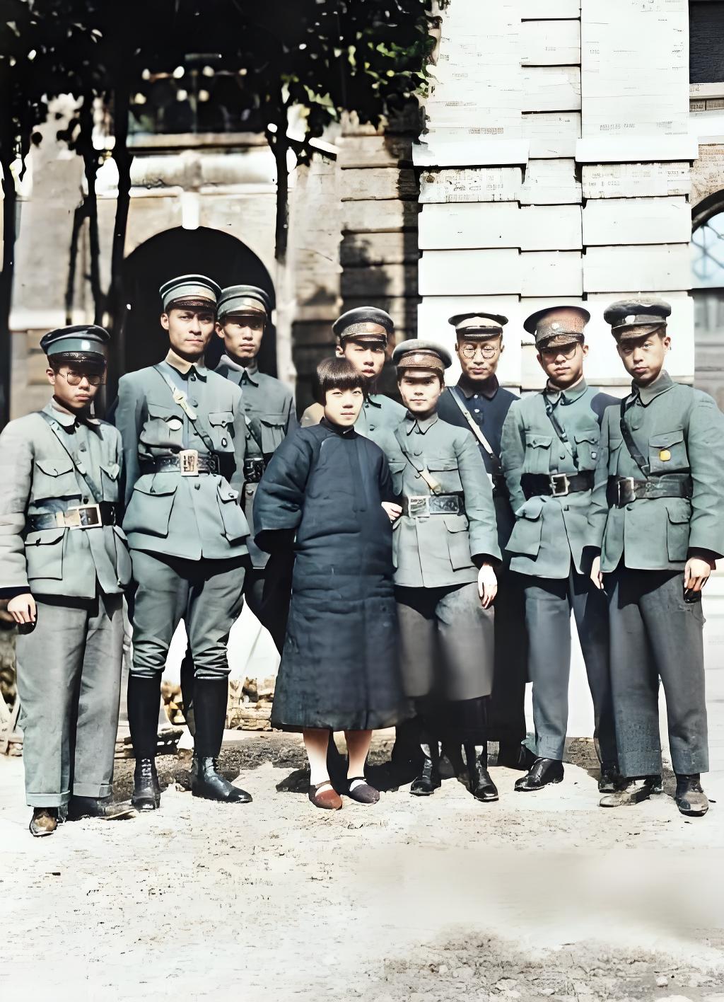 这张1927年2月7日的老照片里，身着军装的男子们身姿挺拔，坚毅的眼神穿透历史，