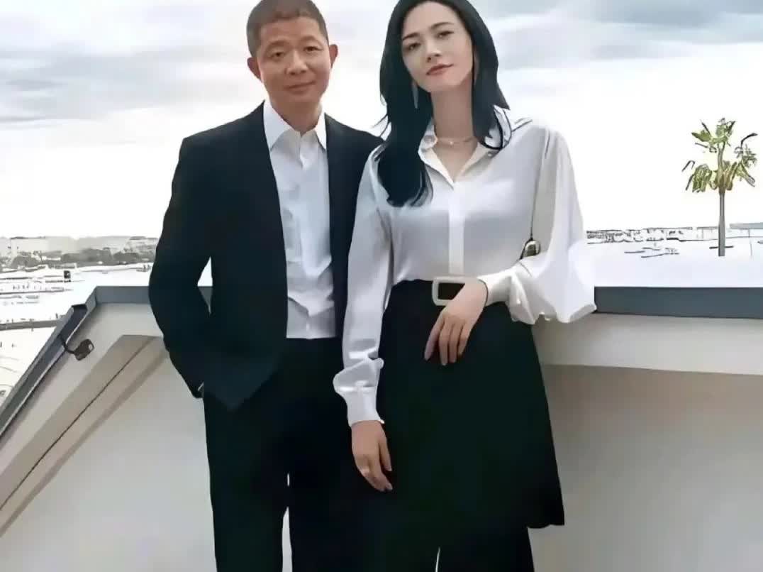 姚晨和曹郁两口子不知道该怎么评价要是说两人是真爱吧，姚晨可是没离婚就跟他