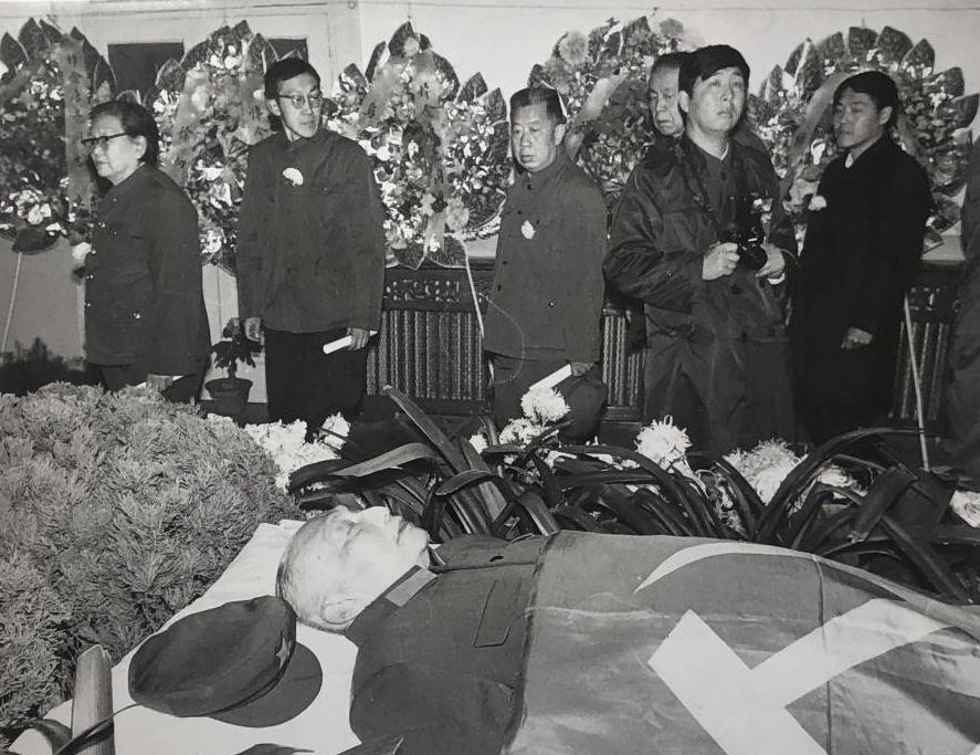 唐亮上将追悼会上，一张罕见的留影，这张照片拍摄于1986年12月，地点在北京，是