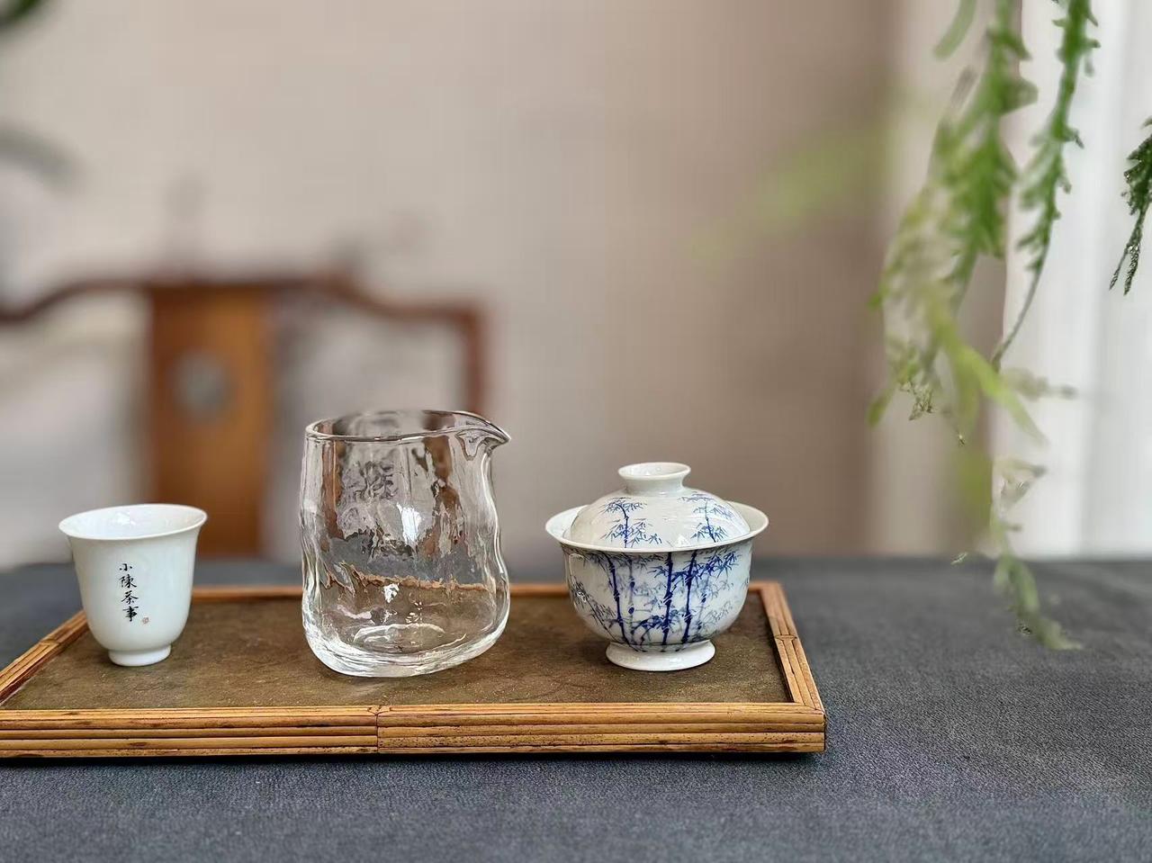 以前盖碗都是用来喝茶的，为什么现在变成泡茶的了？因为喝茶的方式发生了改变。以