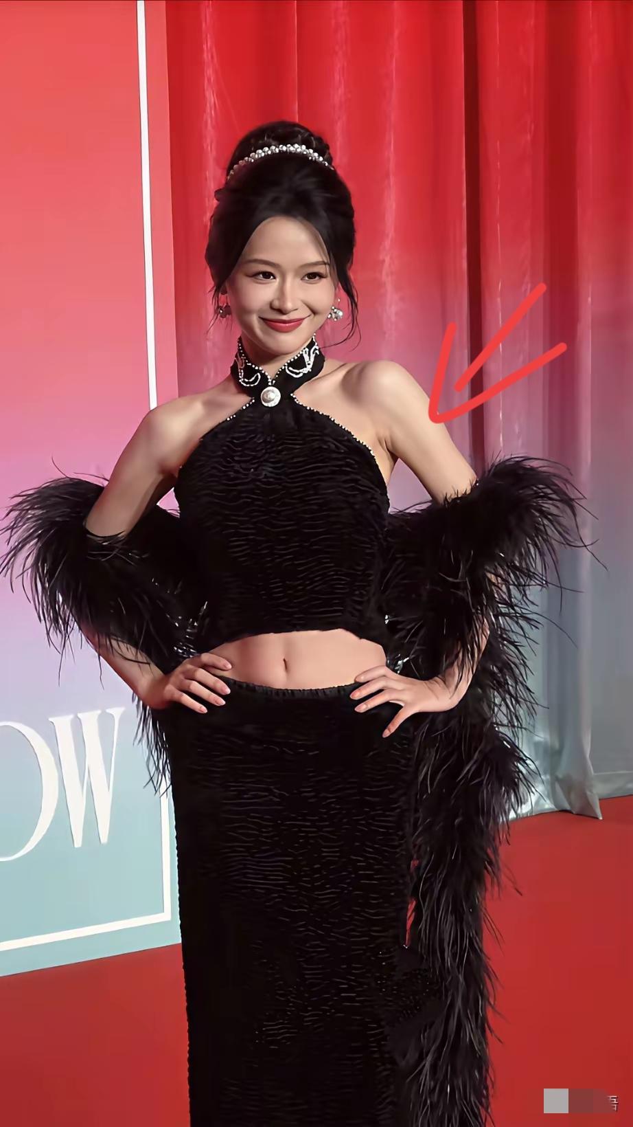 余茵怎么就如此热衷走红毯，安安静静拍短剧不好吗？​不是我挑剔，看她这身黑色旗