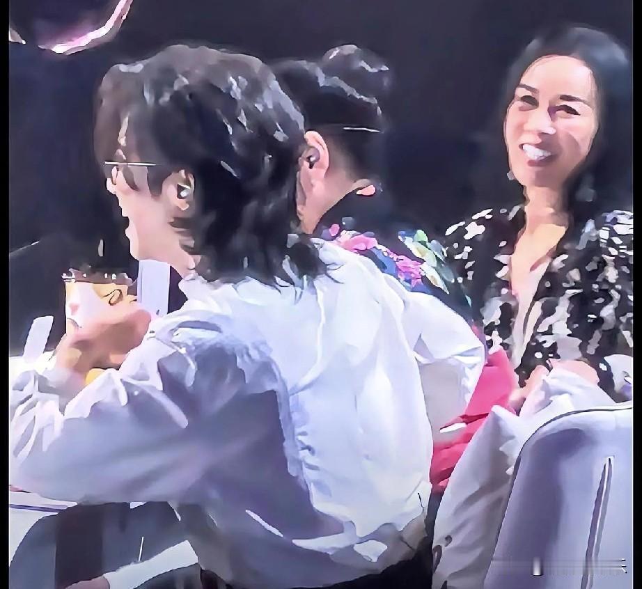 最新一期节目里，那英和华晨宇这对欢喜冤家又“杠”上啦！那英毫不留情，直指华晨宇“