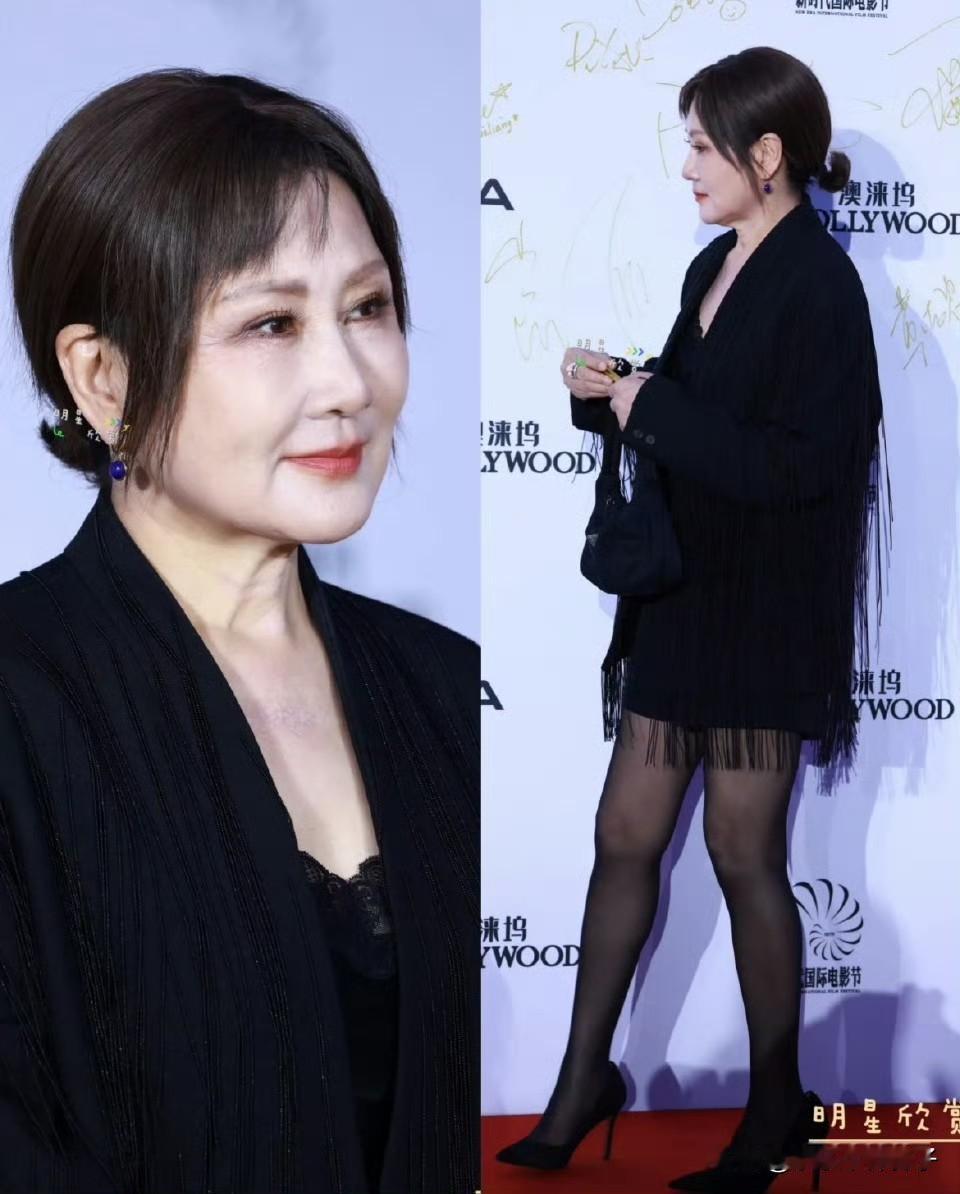 我滴乖乖！短裙搭配黑丝和高跟鞋，张凯丽这造型，差点没认出来……12月15日，演