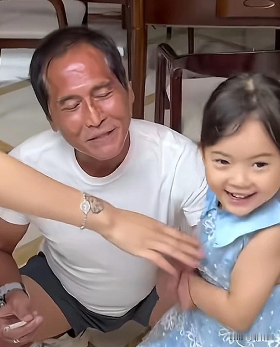 65岁齐秦老的也太快了，皮肤黝黑、两鬓斑白、皮肤油腻，烤瓷牙全有，嘴唇干瘪，眼眶