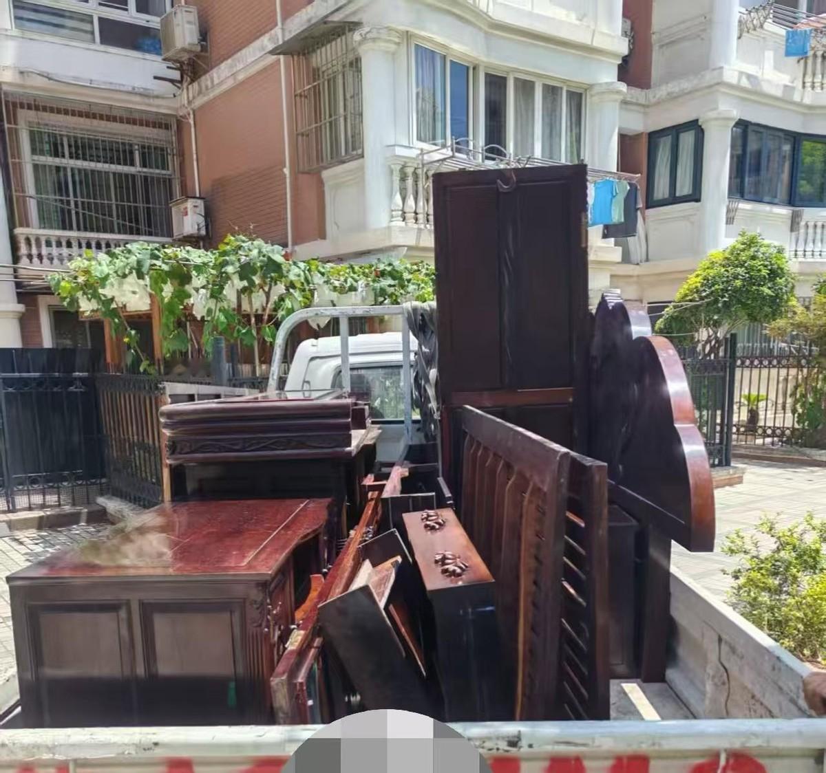 我爸05年花九万多买了套红木家具，说是能升值，用个几十年还能传给孙子。结果上个月