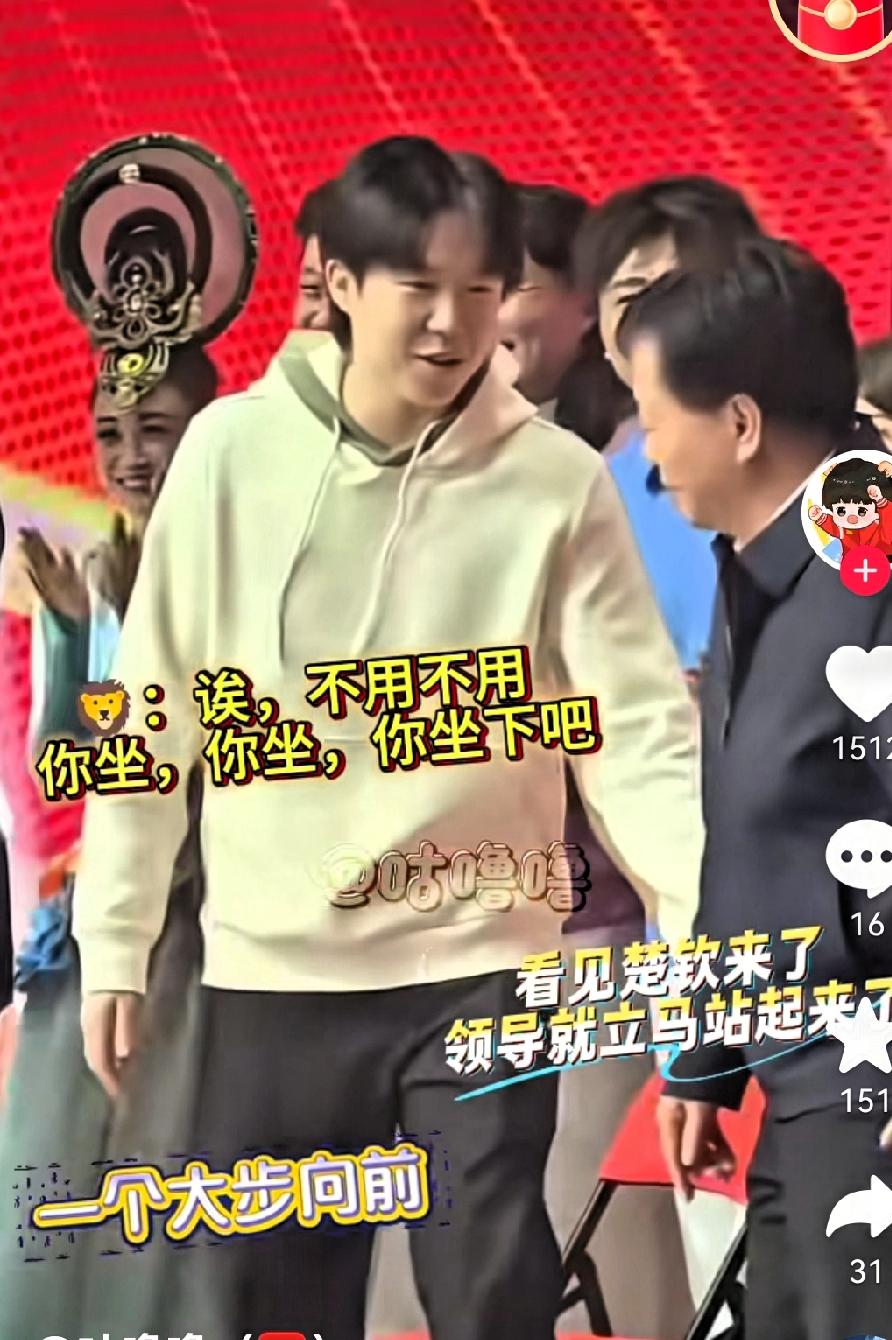 好细心，好暖啊！王楚钦在山东魏桥年会上的一幕，不得不说王楚钦就是王楚钦，天生