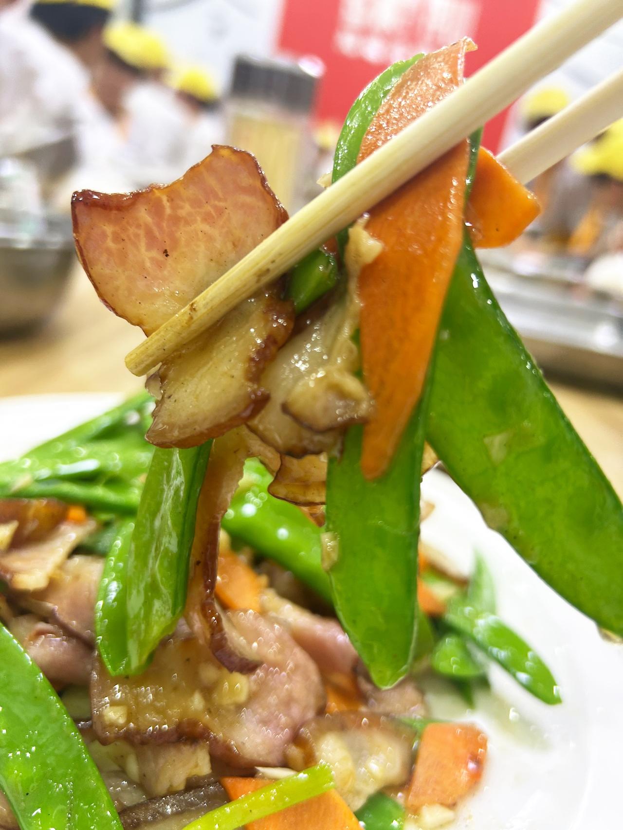 一盘色彩鲜艳的炒菜，看起来真美味！饭店家常菜炒菜实用技巧