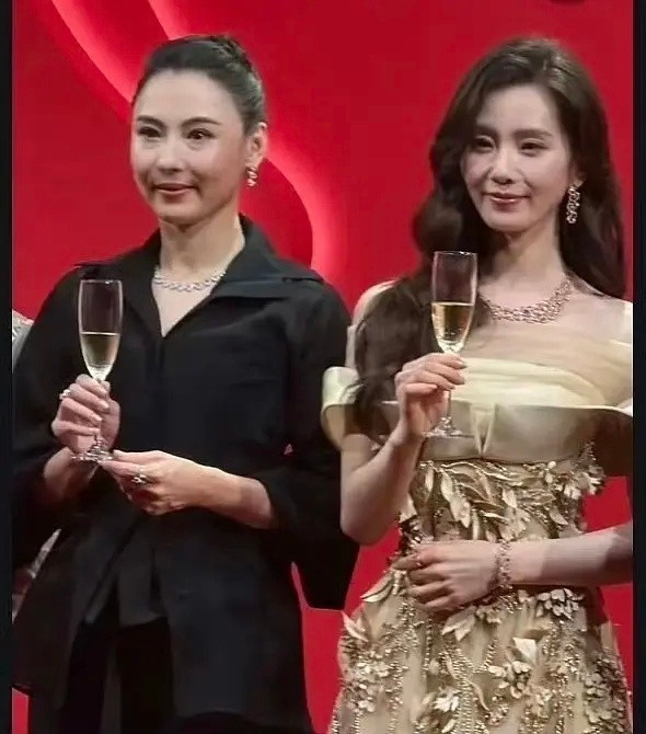 一个凹一个凸🤦♀️美人迟暮让人唏嘘。