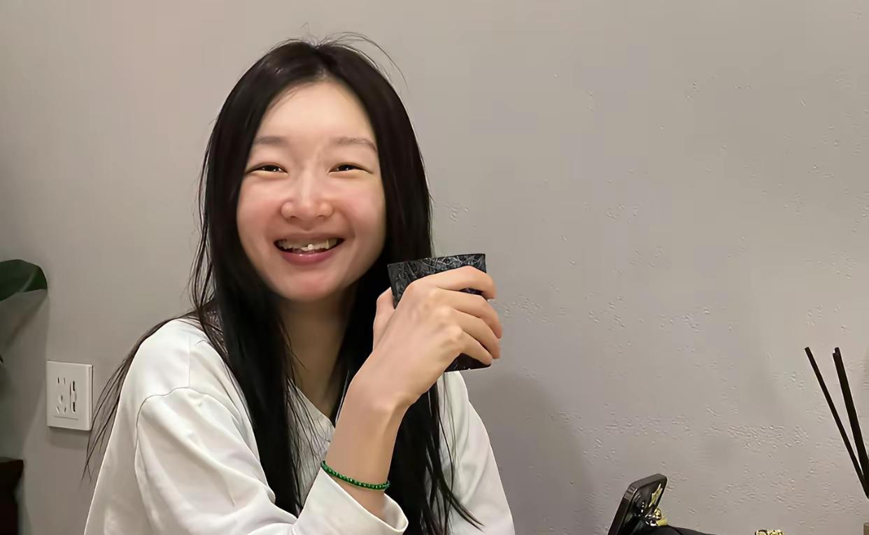 被周冬雨搞糊涂了！在我的记忆里，周冬雨一直是小眼睛的。原因就是《山楂树之恋》里