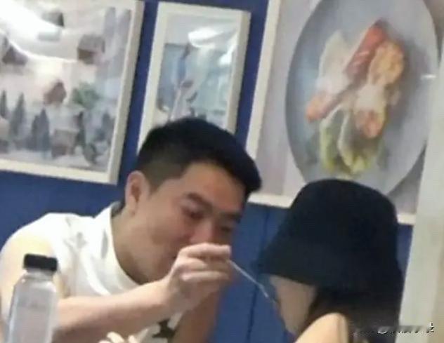 45岁的殷桃与男友在北京一小面馆被拍。她身着低胸吊带，墨镜遮面，本该是高冷女神模