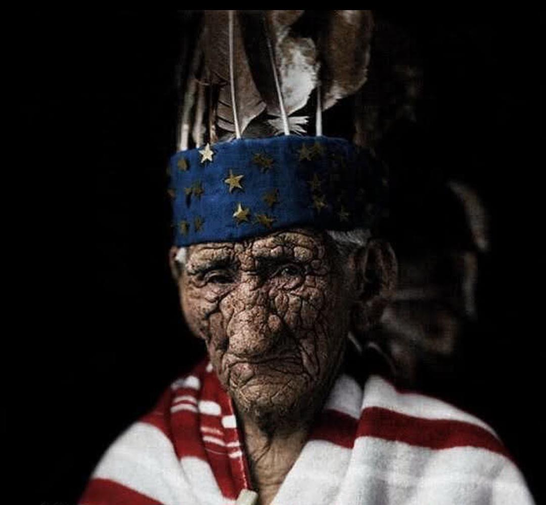 那张1920年的照片里，约翰·史密斯酋长满脸皱纹，看起来确实像活了137岁。但最