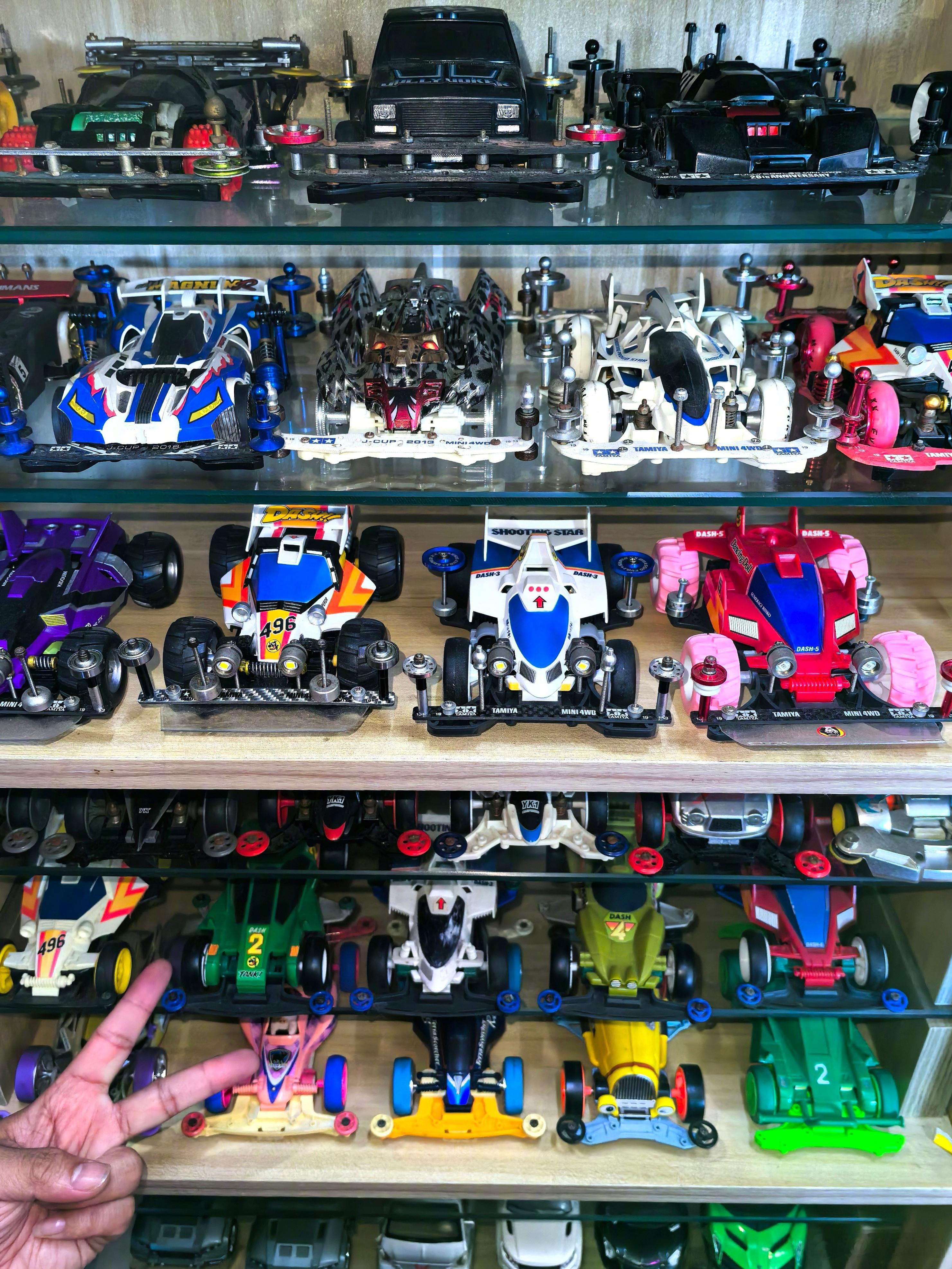 上午把我的小车库清理了一下！洗了洗车！感觉真快乐！大家有认识的车吗？🚚🚛🚜