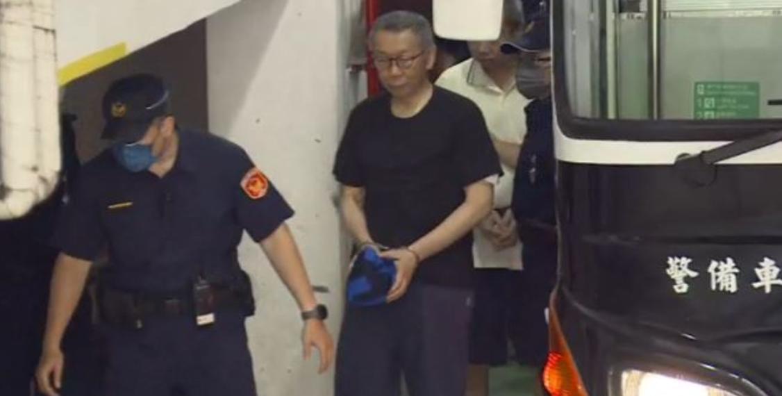 柯文哲开庭！四处张望见陈佩琪才安心坐下台北地院持续审理京华城弊案，今天（3日）