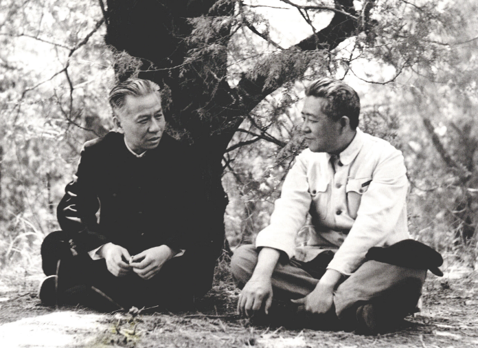 这张照片太感人了。那是1955年，刘少奇和皮肤性病专家胡传揆席地而坐，促膝谈心。
