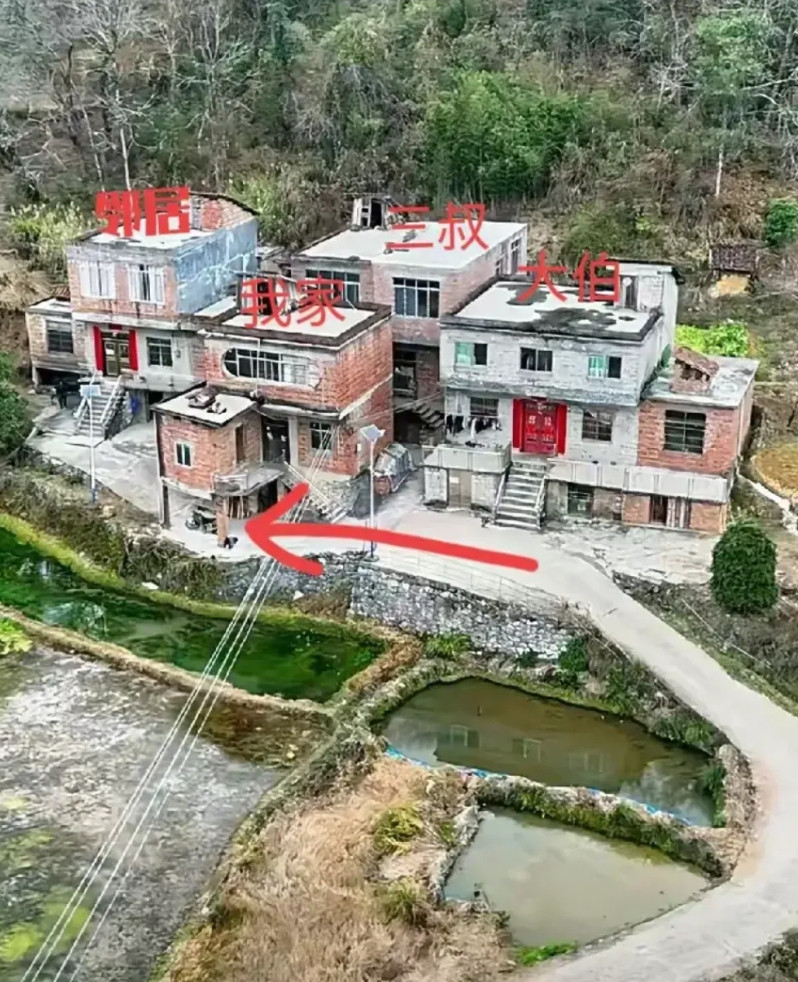 我家起房子的时候，留了一条路给邻居家走，但是在路上面做了厨房，这是我家的地，其实