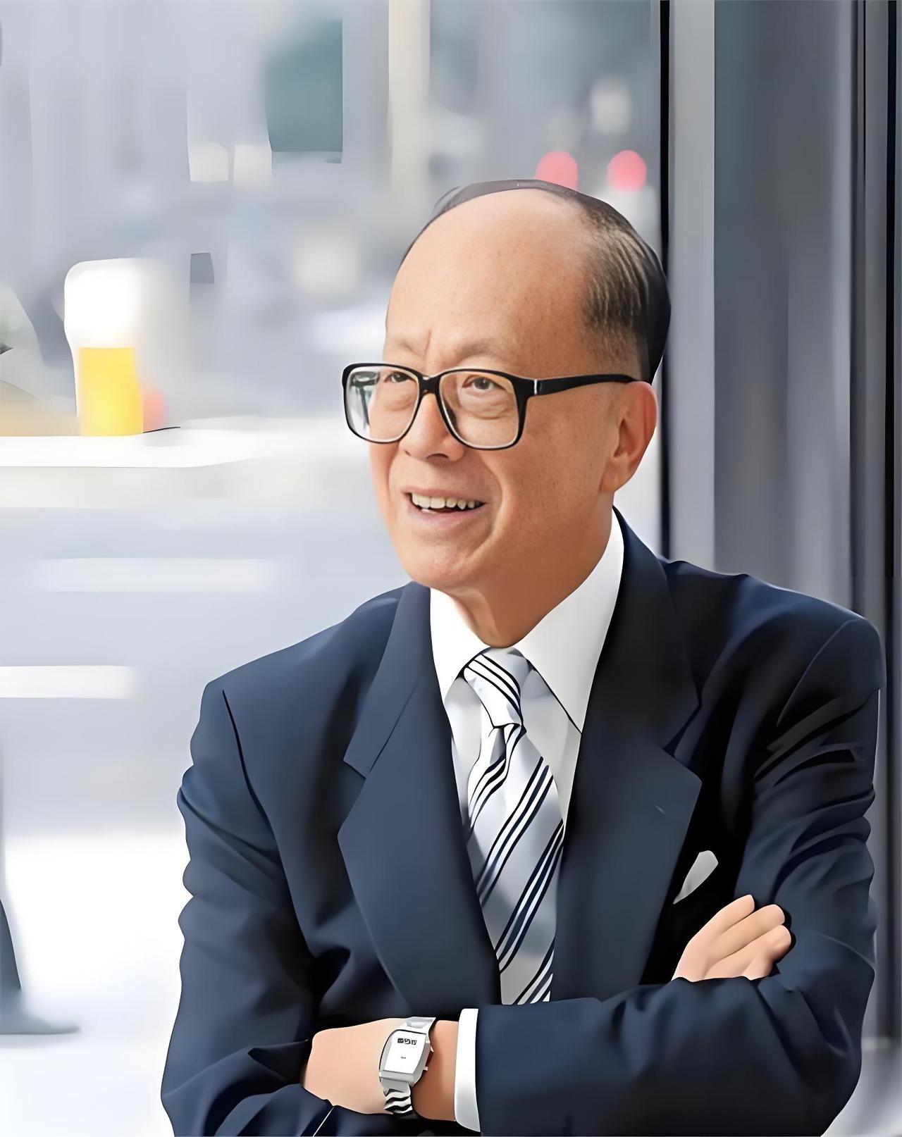 有网友说，李嘉诚做生意还是非常有眼光的，去年要是把港口卖给美国企业，就赚翻了，就