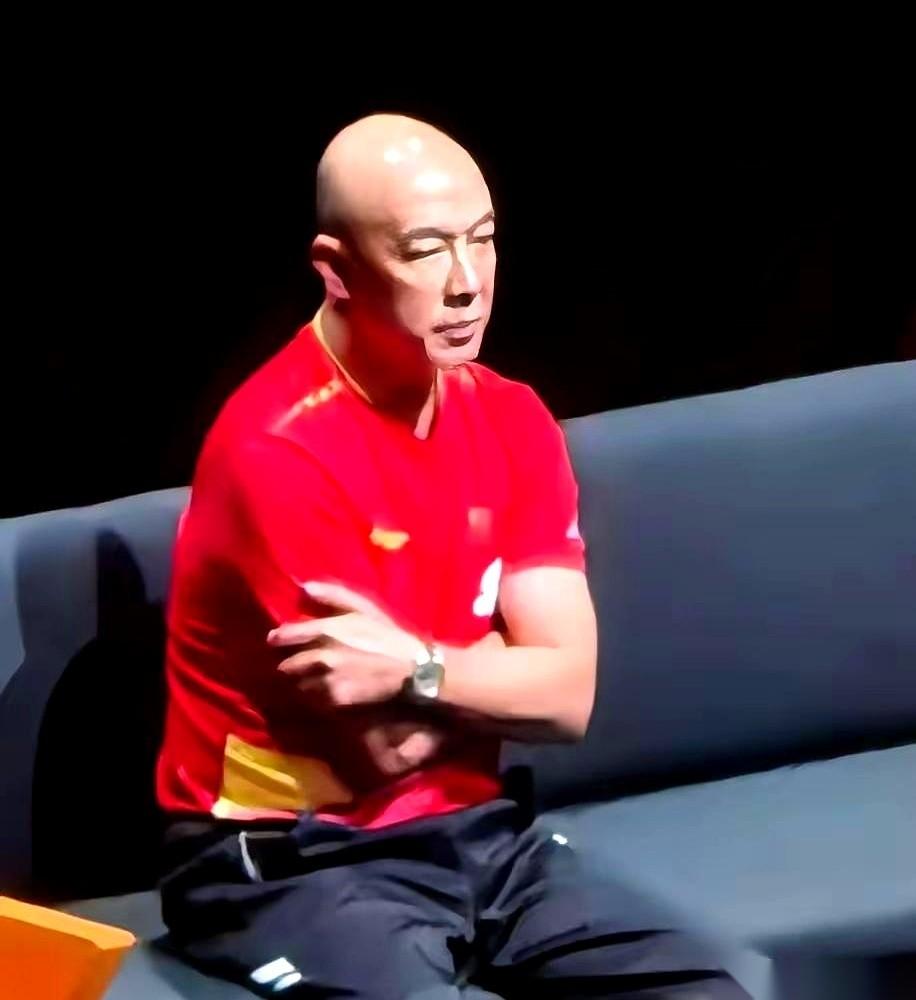 美国大满贯现场，咱们国乒的副总教练肖战，居然“失踪”了！放着自家王牌不管，一个