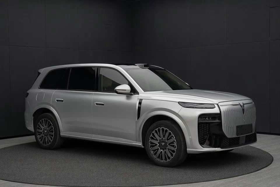 岚图泰山8，车长5米2，只比泰山短3cm两排五座布局，设计高度一致