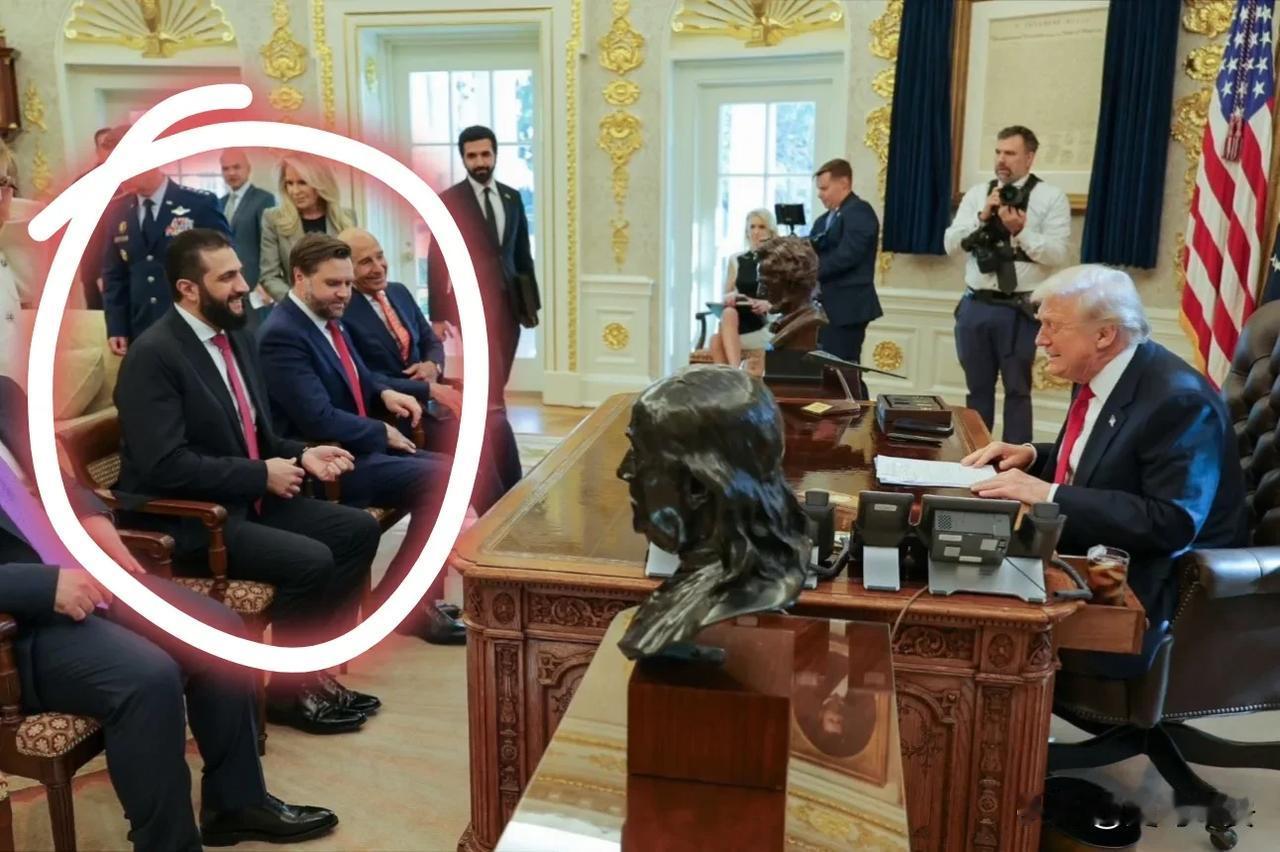 这是白宫的待客之道？今天，美国总统特朗普在白宫椭圆形办公室与叙利亚代理总统沙雷