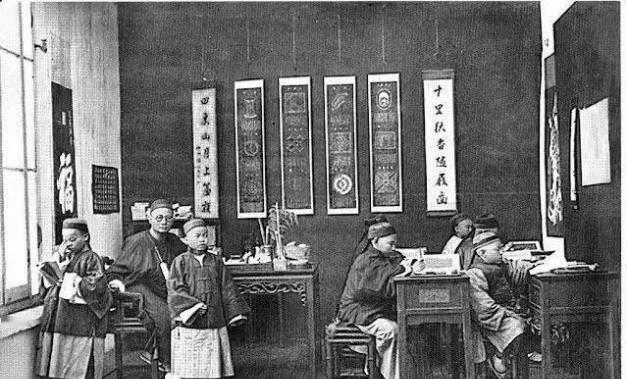 “你昨天逃学被老夫子发现了，夫子说今天要抽背《论语》，不会就要受笞了！”“快，