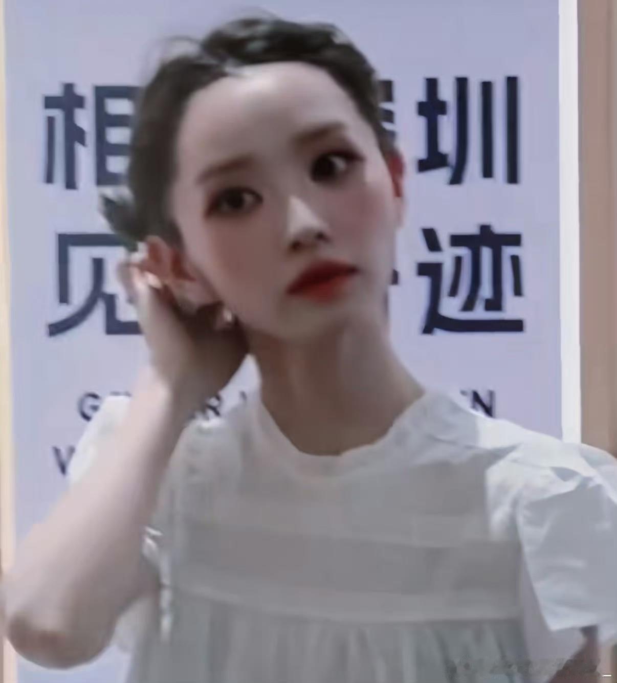 看来网友的评价真的会影响明星的造型选择！之前一直被大家调侃是铁刘海的田曦薇，这次