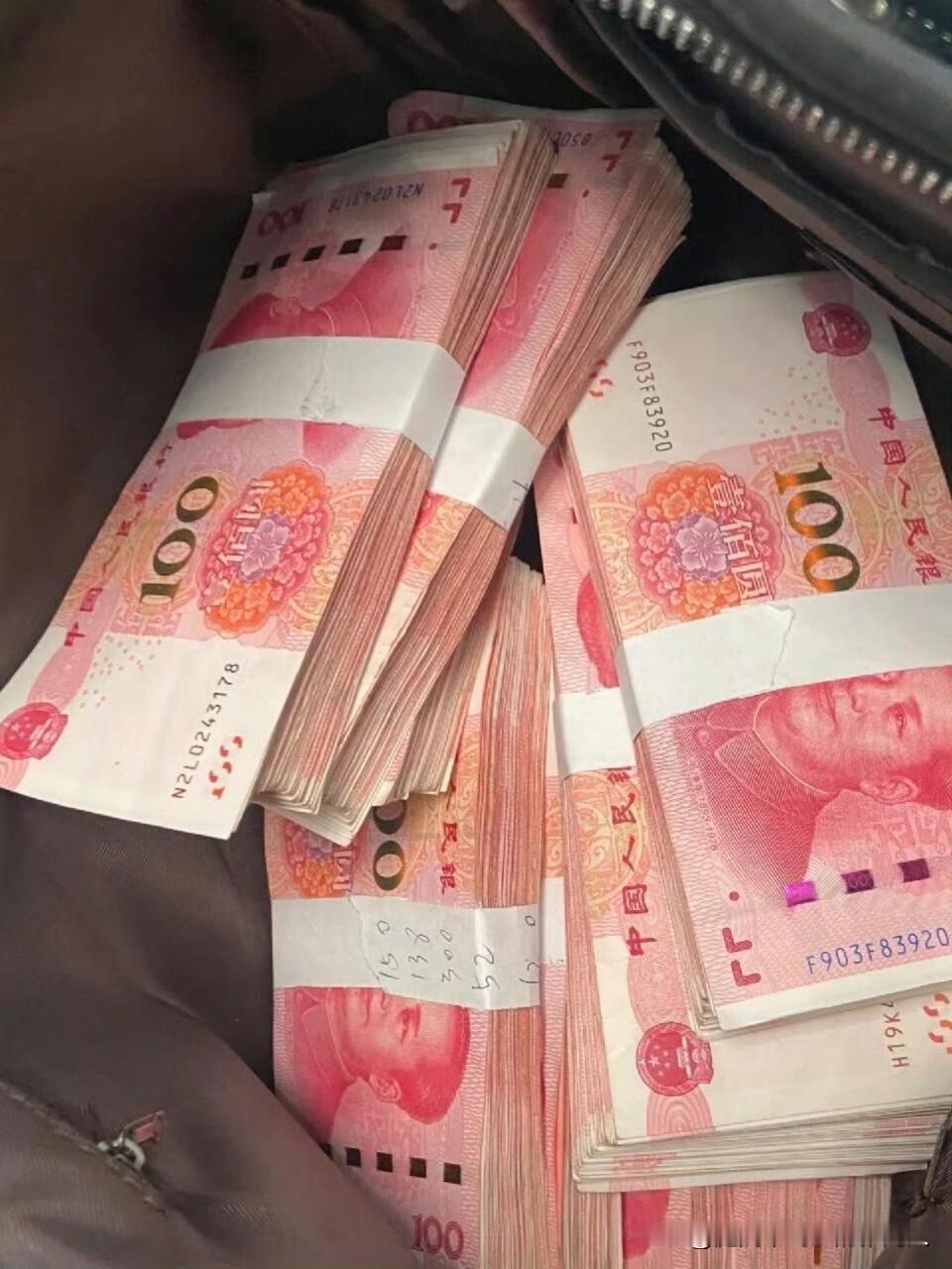 真惊了，同学家女儿的婚礼取消了，上周刚送过来的请柬。这也太草率了吧。其实两家