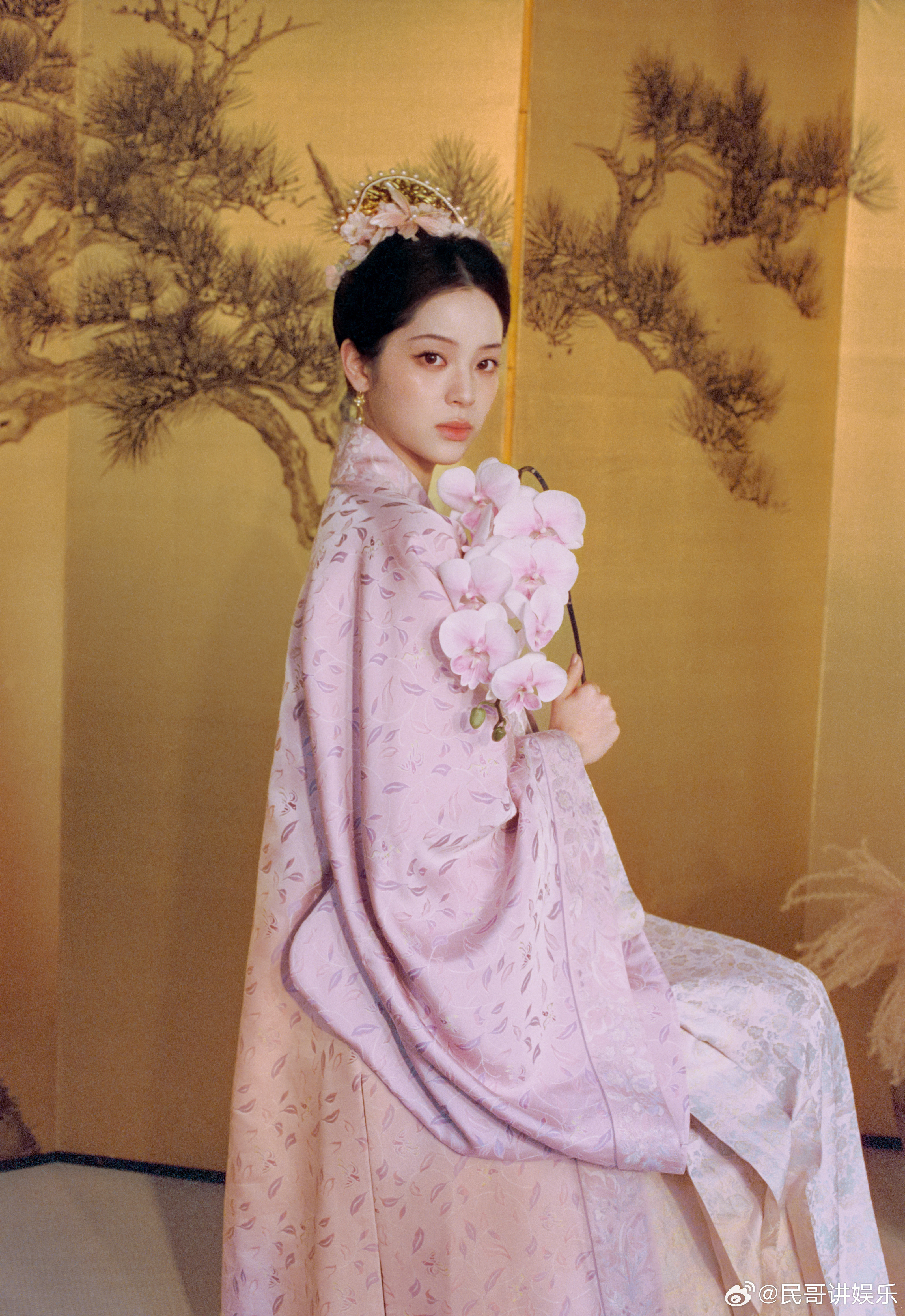 欧阳娜娜古装宋风雅韵写真美哭！淡雅粉妆衬得她娇俏又端庄，耳间细饰添韵味，仿佛从