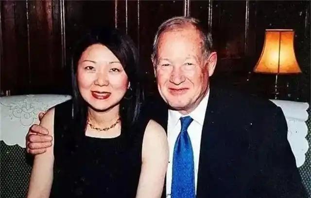69岁英国鞋王恋上中国外卖女郎：高龄产子逆袭豪门，三女继承亿万帝国！