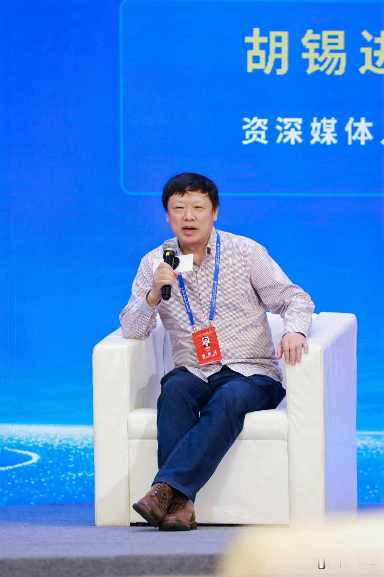 胡锡进在蒋方舟论文事件中的表现，堪称“墙头草”的典范。一周前，他还言之凿凿地认为